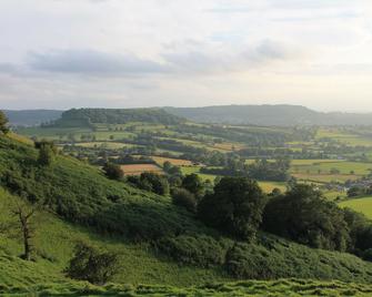 Stunning views, great location, lovely outdoor space, 1 small dog welcome. - Dursley - Outdoor view