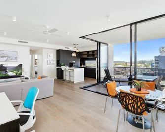 5th Floor Beachside Ocean View with Wi-Fi, Pool and Gym - Clear Island Waters - Dining room