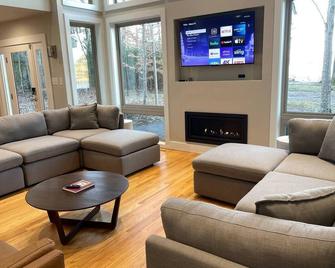 Luxury Modern Waterfront Retreat - Montross - Sala de estar