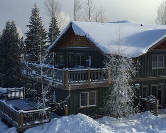 Luxury Aspen Unit 2 BR, Lots of privacy, Breathtaking Mountain views - Golden - Building