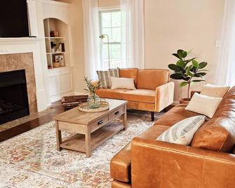 Spacious creekside townhome in the heart of Chambersburg! - Chambersburg - Living room