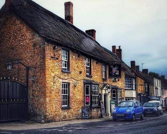 The George Hotel - Castle Cary - Building