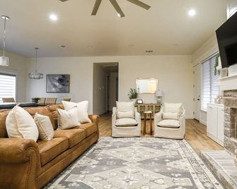 Upscale in Uptown West 4/2/2 - Lubbock - Living room