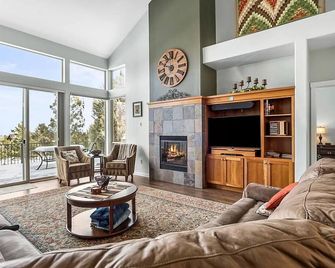 Charming 3-bedroom townhome with WiFi, fitness room in peaceful Redmond - Redmond - Living room