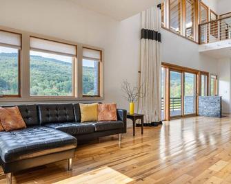 Spacious Modern Retreat | Sleek Style with Stunning View - Margaretville - Wohnzimmer