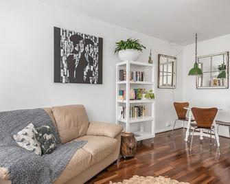 Modern City-Fringe Apartment in New Town - New Town - Living room
