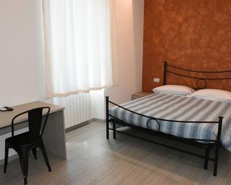Albano Station Rooms - Pavona - Camera da letto
