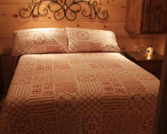Cabins at the Gap | Whispering Pines Cabin | 1 Bedroom 1 Bath | - Mill Spring - Habitación