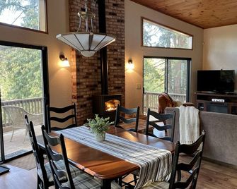 “Our Hideaway Chalet” Mi-Wuk Village - Wifi AC Heat Fireplace - Summer bookings! - Mi Wuk Village - Comedor