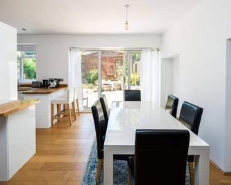 Elegant 2BD House with Garden and Decked Patio - London - Dining room