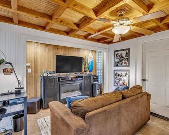 Bare Feet Bunkhouse-Close to beach & dog friendly - Gulfport - Living room