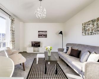 Walk to vibrant Merchant City from a tranquil Glasgow apartment - Glasgow - Living room