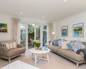 3BR Central Patio Home with Parking - Brighton - Living room