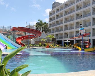 Aquarium Hotel - Pangandaran - Будівля