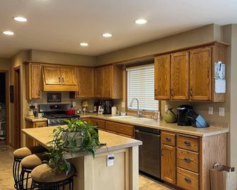 Tremendous 4bedroom house in De Pere with WiFi Available for the 2025 NFL draft - De Pere - Kitchen