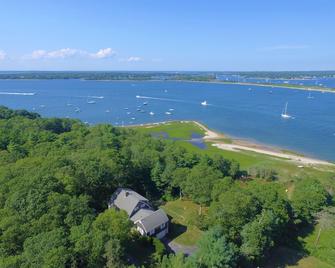 Beautiful beach front home on exclusive Scraggy Neck for rent - Cataumet - Building