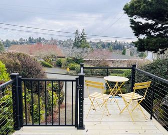 Magnolia Private Unit with Kitchen & Patio - Seattle - Balcony