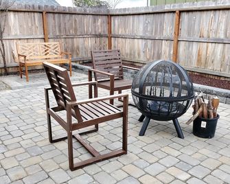 Sunshine Studio - Private apt and yard (eco, solar) - Medford - Patio