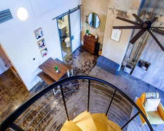 Sterchi Lofts Getaway - Downtown Knoxville - Knoxville - Stairs
