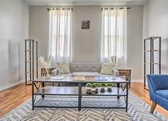 Updated Pet-Friendly Townhome about 11 Mi to NYC! - بايون - غرفة معيشة