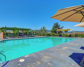 Beautifully Furnished Home With Hot Tub - Angels Camp - Pool