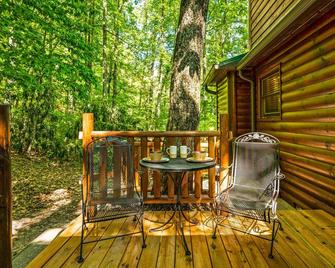2 Bed/2Bath Cabin w/Private Hot Tub! Backs to GSMNP & 5 min to park entrance! - Pigeon Forge - Patio