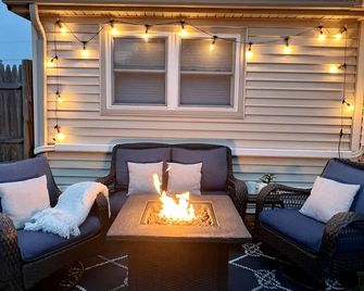 Cozy Cottage Near Newport & Bristol. Walk to Beach - Portsmouth - Patio