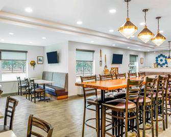 Days Inn & Suites by Wyndham Sherwood Park Edmonton - Sherwood Park - Dining room