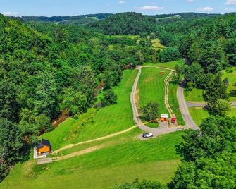Experience nature, right by Hillsville, Va. a few ft from a stocked creek. - Hillsville - Outdoors view