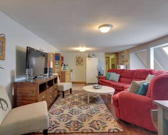 3 Mi to Great Smoky Mtn NP Riverfront Retreat - Townsend - Living room