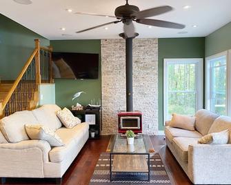 Waterfront Cottage In Muskoka - Gravenhurst - Living room