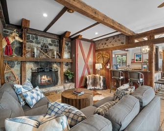 1836 Rustic Barn Retreat | Bar & Game Room |tennis Court |firepit |swim Spa |lake - Fontana-On-Geneva Lake - Living room