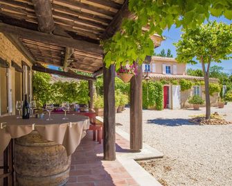 chambres d hotes Le Mas Julien piscine chauffée adult only - Orange - Patio