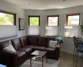 Beautiful and Sunny! - Berkeley - Wohnzimmer