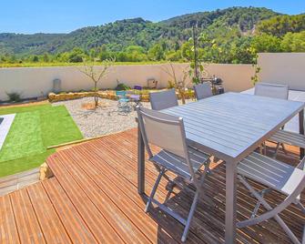 Awesome home in Propiac with WiFi - Propiac - Balcón