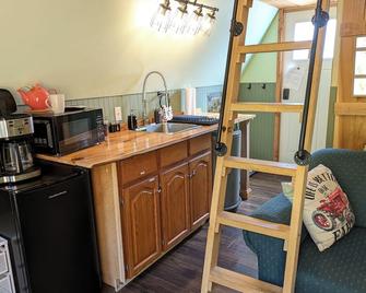 Farmhouse cabin on 33 acre farm - Powell River - Küche