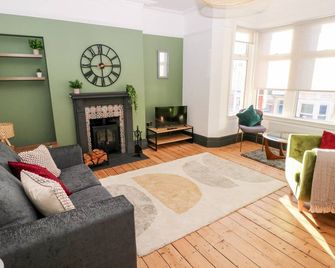 36a Mary Street - Porthcawl - Living room