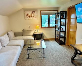 Reel Paradise - Entire Home - Algoma - Living room