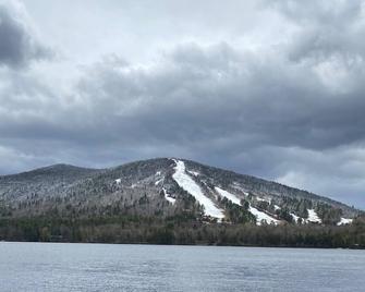 Kezar Lake 4-Bedroom 4-Season House w/Easy Access to Pleasant Mtn/Sunday River - Lovell - Outdoors view