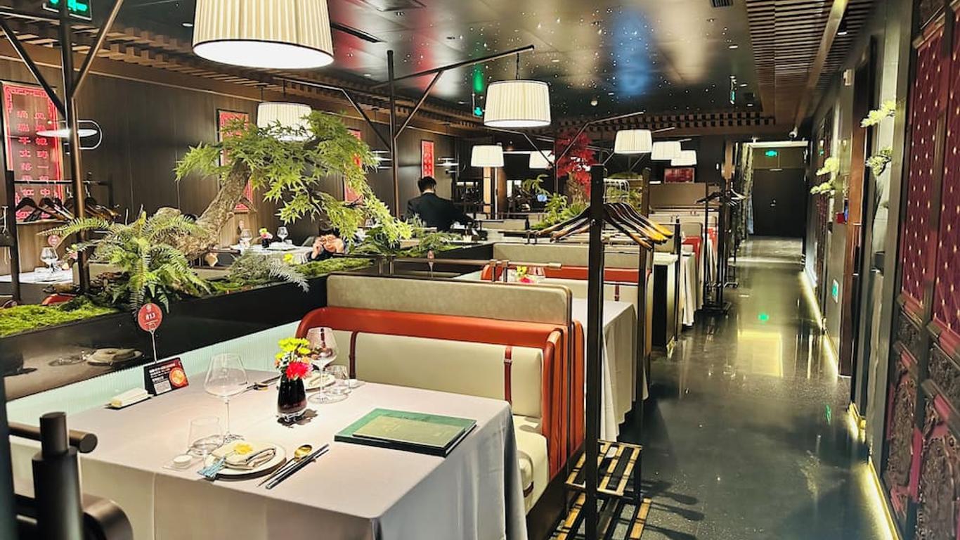 The North Garden Hotel Beijing Wangfujing-Located in the city center,adjacent to Wangfujing Street,Tiananmen Square,the Forbidden City, offering Beijing tour service