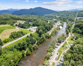 Riverfront Family-Friendly Cabin, \'Tiny Bearadise\' - Sylva - Outdoors view