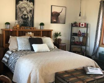 Off Grid Cabin sleeps 2 comfortably and additional 2 on futon. - Renfrew - Habitación