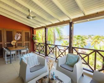 Stylish Apartment with Pool Near Jan Thiel Beach - Sint Willibrordus - Balcón