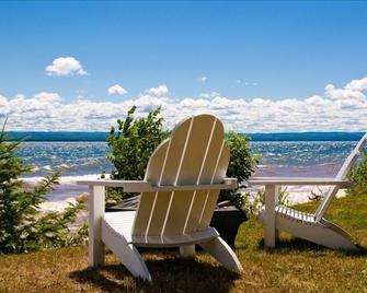 Lake Superior Cottage with Spectacular View and fiber optic high speed internet - Baraga - Patio