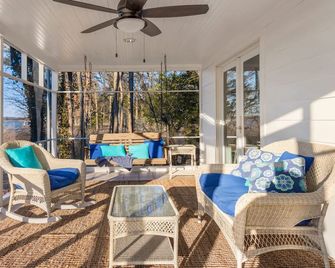Private Waterfront Paradise W/ Pier - Kayak To Historic Chestertown! - Chestertown - Living room