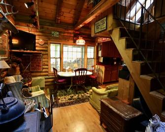 Log Cabin - Cozy, Quaint & Scenic and ready for Your Enjoyment! - Chester - Вітальня
