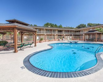 Super 8 by Wyndham Tyler TX - Tyler - Pool