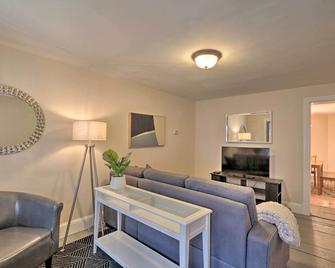 Cozy Lambertville Abode in the Heart of Downtown! - Lambertville - Living room