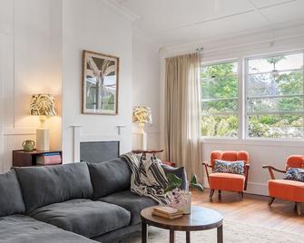 Mullum River House - waterfront heritage home - Mullumbimby - Living room