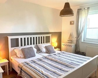 Gemütliche 2 Zi-Fewo Mit Terrasse, Strandnähe, Wifi - Breege - Schlafzimmer